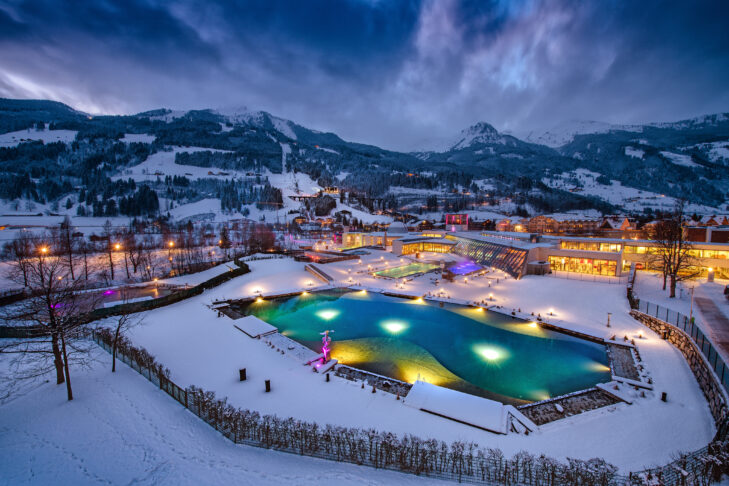 In der Alpentherme Bad Hofgastein warten einige Highlights für Wellness-Fans, wie der 1.300 Quadratmeter große Thermalbadesee.
