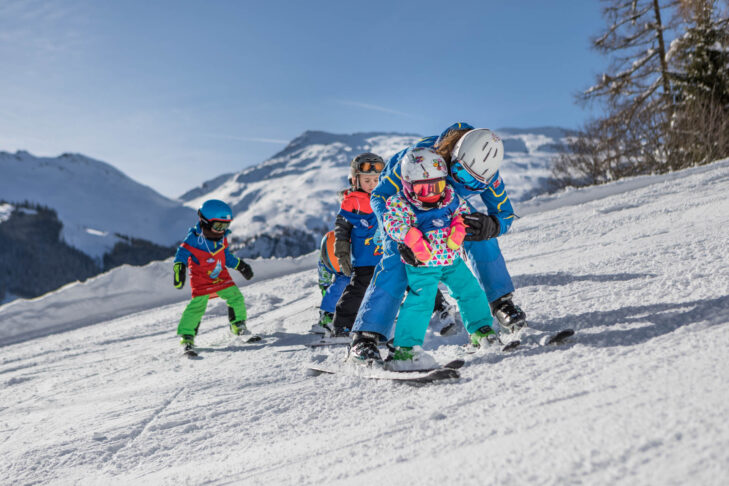 Kleine Skifahrer können in Gastein ihre ersten Schwünge auf der Piste machen, weil die Skigebiete etwa mit ausgezeichneten Skischulen sehr familienfreundlich sind.