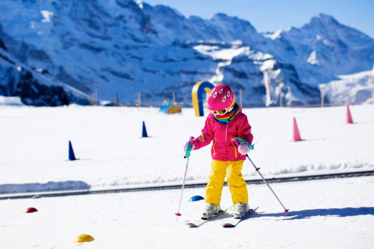 Französische Skigebiete sind besonders familienfreundlich und der ideale Ort für Kinder, um Skifahren zu lernen.