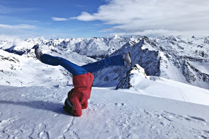 Kopfstand mit Skischuhen an den Füßen ist wohl eher was für Fortgeschrittene.