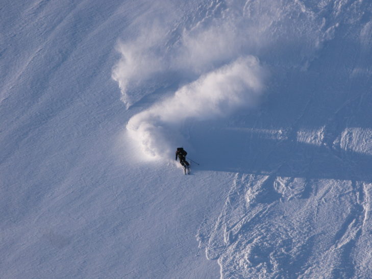 Heliskiing ist nur eine der vielen winterlichen Aktivitäten, die im Skigebiet Big White möglich sind.