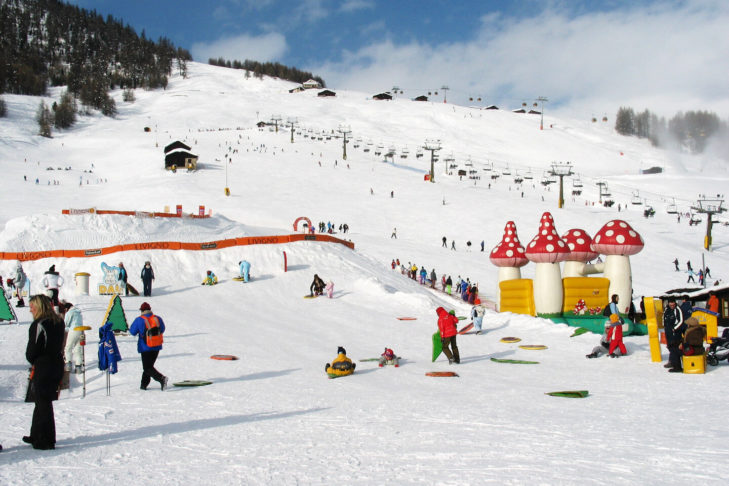 In vielen Skigebieten können die jüngsten Wintersportler hier Spaß haben und es ist der Buchstabe "K" aus unserem Skilexikon: Kinderland.