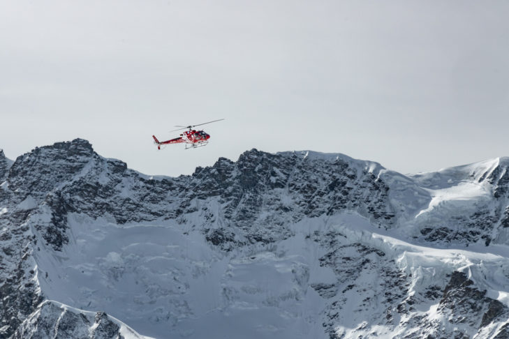 Die Möglichkeit weltweit abgelegene Traumabfahrten zu erreich und der Buchstabe "H" aus unserem dem Skilexikon: Heliskiing.