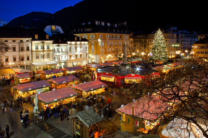 Der Bozner Christkindlmarkt am Waltherplatz lädt zu einem winterlichen Bummel ein.