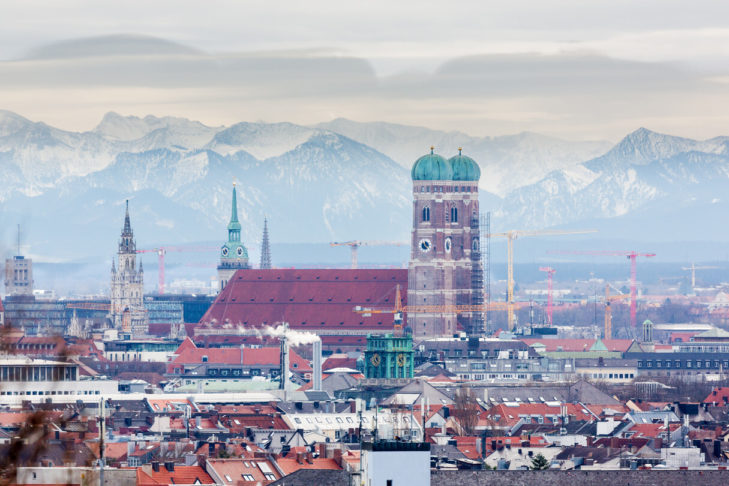 Von München aus ist es nicht weit bis in die Skigebiete der bayerischen Alpen.