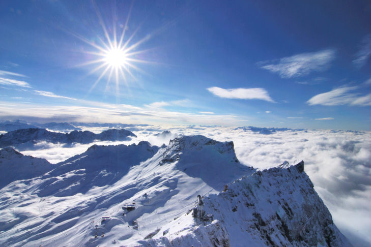 Von München können Tagesausflügler in etwas mehr als einer Stunde nach Garmisch-Partenkirchen und von dort zur Zugspitze zu Skifahren anreisen.