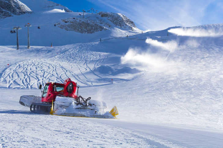 In den Skigebieten werden markierte Pisten während der Saison jeden Tag mit Pistenraupen vorbereitet.