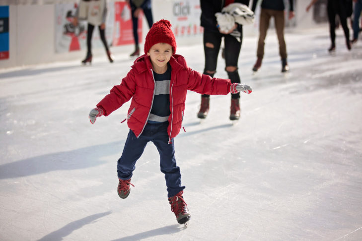 Auch für Kinder ist Eislaufen eine der 10 beliebtesten Wintersportarten.