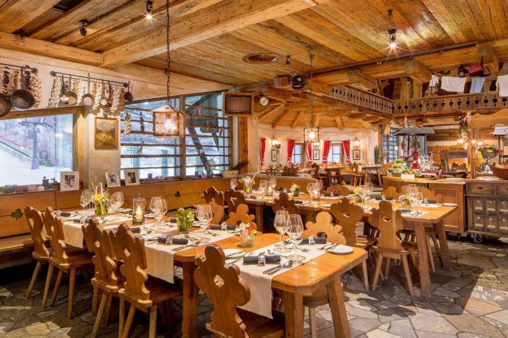 Natürlich werden in der Skihalle in Neuss auch in uriger Atmosphäre typische Hüttengerichte angeboten.