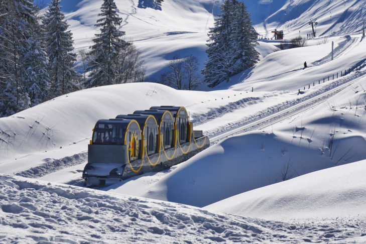 Die Stoosbahn in der Schweiz ist die steilste Standseilbahn in den Alpen und überwindet teilweise ein Gefälle von 110 Prozent oder 47,7 Grad.