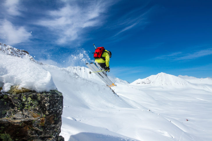 Wintersportler, die im Tiefschnee oder im Gelände fahren, greifen zu speziellen Freeridebindungen.