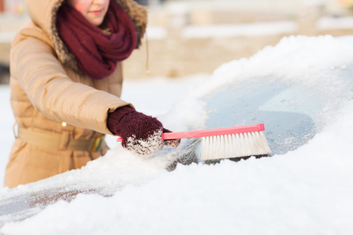 Wenn das Auto über Nacht zuschneit, dann hilft es im Winter einen Handfeger dabei zu haben. Der kleine Besen gehört wie viele andere Gegenstände zur Notfallausrüstung in der kalten Jahreszeit.