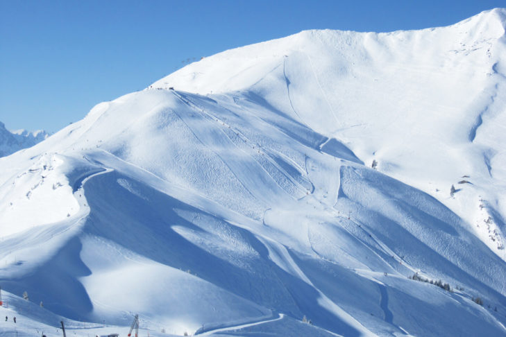 Auf die Gäste, die sich im Lenkerhof gourmet spa resort echten Luxus im Winter gönnen, warten im Skigebiet Adelboden-Lenk zudem noch über 200 traumhafte Pistenkilometer.