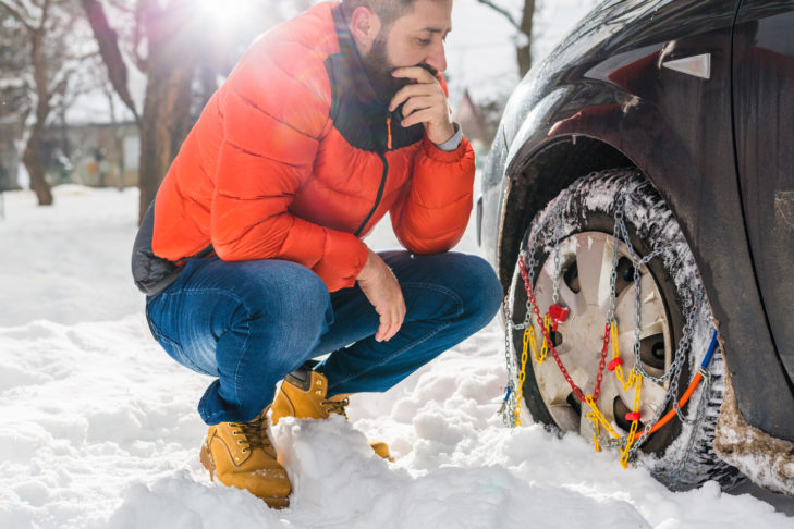 Wer mit dem Auto in den Skiurlaub fahren will, sollte sich vorher genaue Gedanken über Winterausrüstung wie Schneeketten machen.