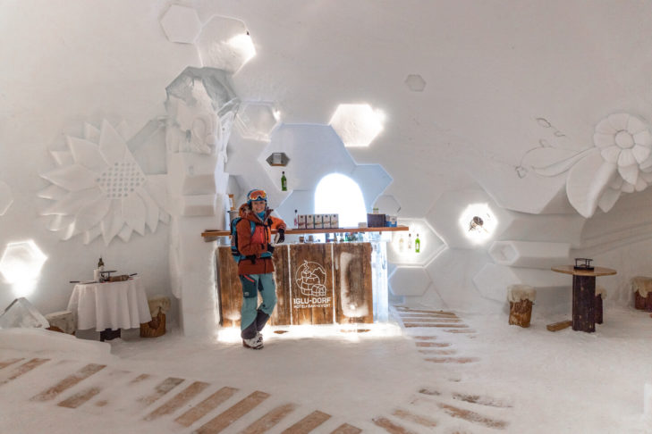 Bars in einem Iglu-Hotel sind bei Wintersportlern der Renner.