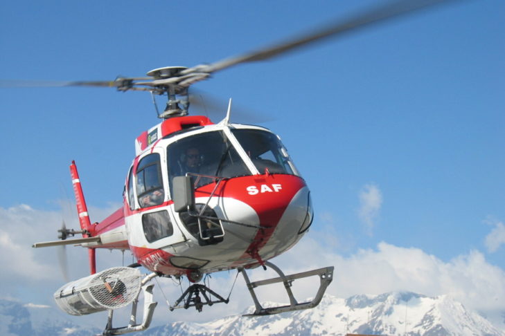 Unfälle können auf und neben der Piste (leider) immer passieren. Eine entsprechende Versicherung ist daher enorm wichtig, etwa für den teuren Krankentransport im Helikopter.