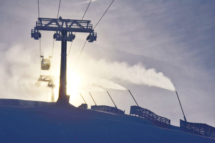 Funitel in Winterlandschaft.