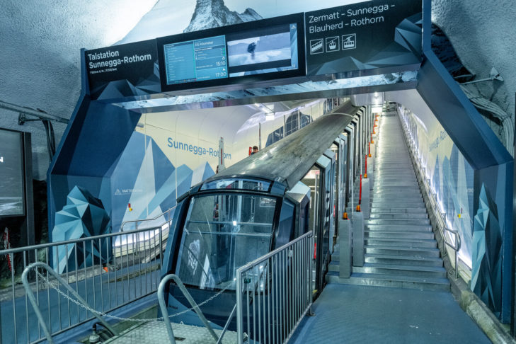 Die Standseilbahn Zermatt-Sunnegga bringt Wintersportler von noblem Schweizer Skiort zur beliebten Sonnenterrasse mitten im Skigebiet.