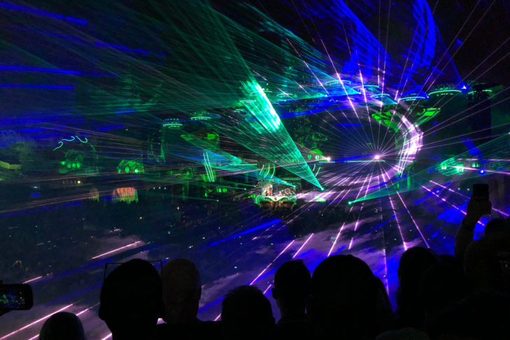 Besucher des Tomorrowland Winter erwartet in Alpe d’Huez eine Mischung aus magischer Winteratmosphäre und fantastischen Festivalerlebnissen.
