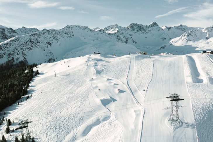 Im Snowpark und auf den Pisten des Skigebietes Arosa-Lenzerheide können Wintersportler ihre Ski und Snowboards wunderbar laufen lassen.