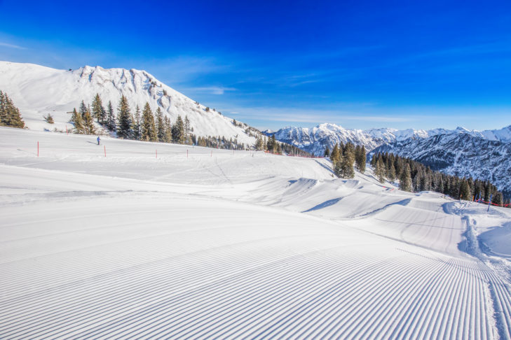 Die Abfahrten am Fellhorn gehören zu den 119 Pistenkilometern vom Skigebiet Ski Oberstdorf Kleinwalsertal im Allgäu, das heute zu den schneereichsten Skigebieten Deutschlands gehört.