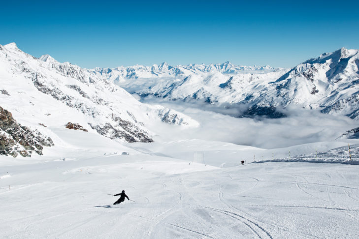 Die Schweiz beeindruckt mit vielen 4.000er-Gipfeln und jeder Menge Schnee, wie hier im Skigebiet Saas-Fee im Kanton Wallis.