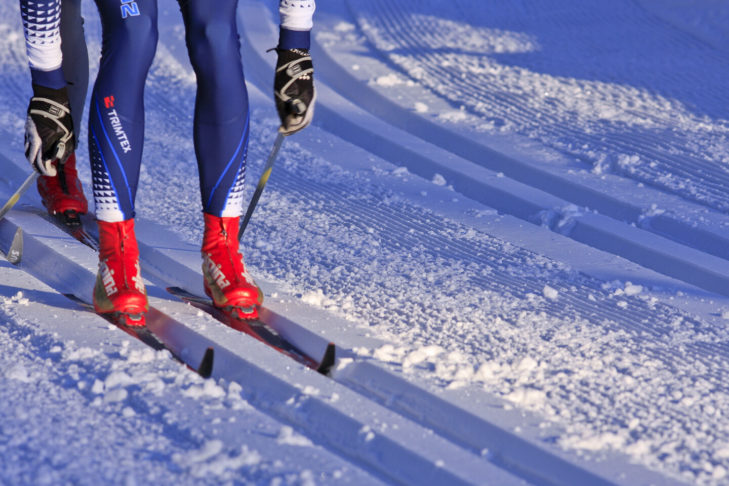 Für den Langlauf in der klassischen Technik werden für die Athleten auch im Weltcup Spuren auf den Loipen gezogen.