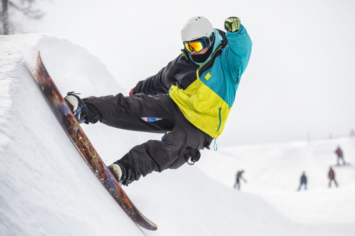 Snowboarder, die mit ihrem Brett Tricks in der Halfpipe oder im Snowparks hinlegen wollen, greifen am besten zu einem Freestyle-Board.