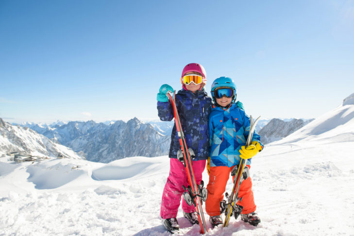 Damit Kinder von Anfang an Spaß auf der Piste haben, ist die richtige Wahl der Skilänge hier besonders wichtig.
