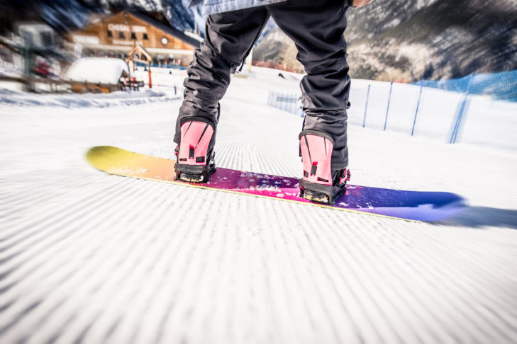 Snowboards, die es in Fachgeschäften im Skigebiet zu kaufen gibt, sind meist direkt auf die dortigen Pistenverhältnisse abgestimmt.