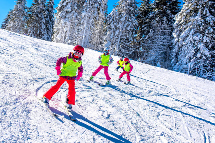 Skifahren will geübt sein und wenn die Kinder schon in der Skischule mit der richtigen Skiausrüstung Spaß auf der Piste haben, sind die Wintersportler der Zukunft geboren.