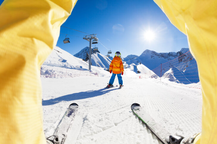 Die Ski sollten gerade Anfänger wie Kinder beim Skifahren nicht zu eng zusammen führen.