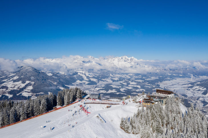 Los geht es auf die Streif am 1.712 m hohen Hahnenkamm, der dem weltberühmten Rennen im Skigebiet Kitzbühel seinen Namen gibt.