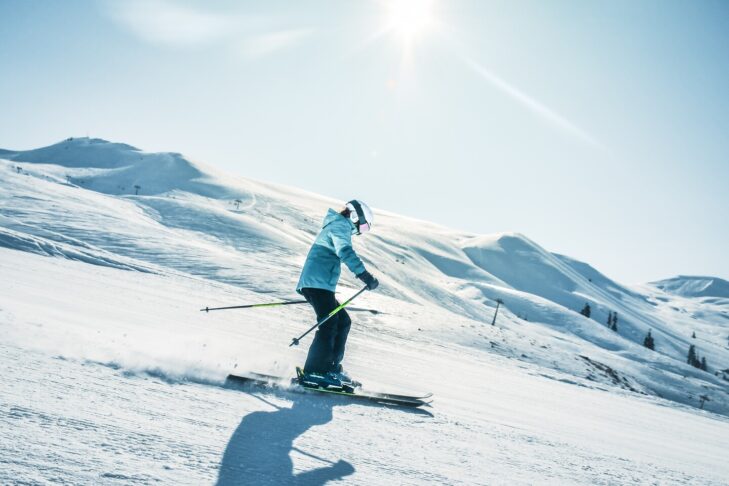 Auf der Piste geht es für eine entspannte Abfahrt vor allem auch darum, dass der Oberkörper nicht zu starr ist und mit in die Kurven gelehnt wird.