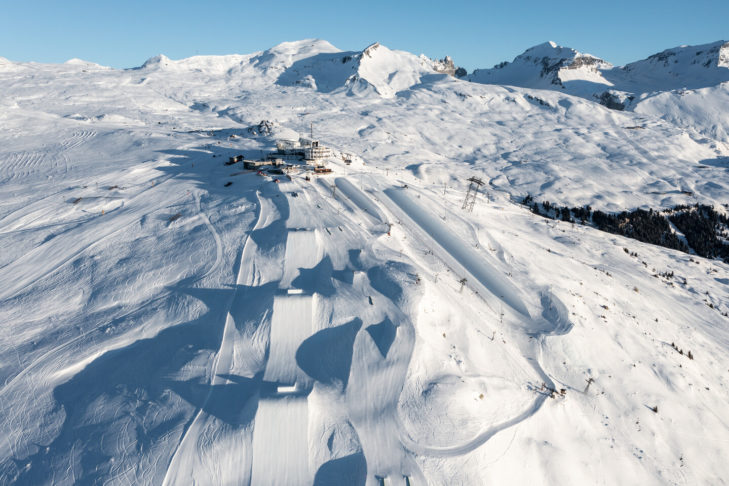 Die Pisten im Skigebiet Flims-Laax-Falera sind ab 2024 mit den Erweiterungen des revolutionären Seilbahnsystems "FlemXpress" noch schneller und bequemer für Skifahrer zu erreichen.