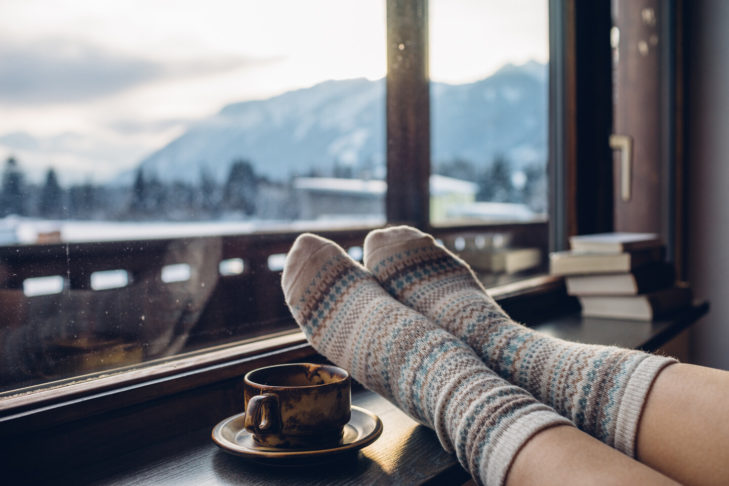 Ob nun auf der Piste oder am Kamin, im Winter sorgen die richtigen Socken für warme Füße.