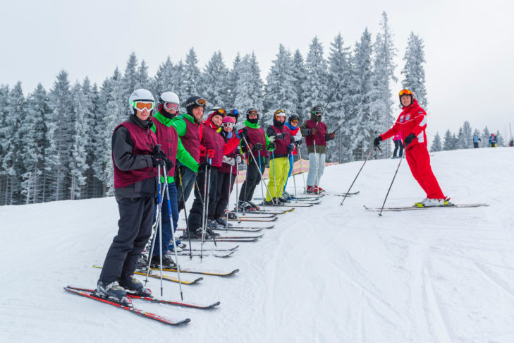 Skilehrer helfen in Skikursen dabei, dass Skifahren für Wiedereinsteiger in jedem Alter Spaß macht.