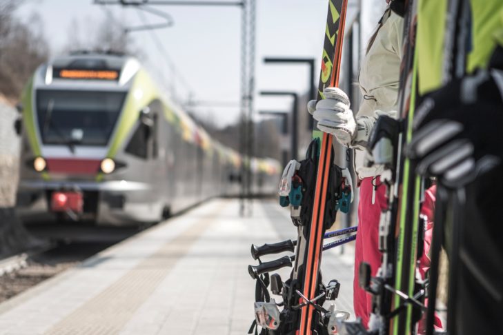 Die Pustertalbahn bietet Skifahrern und Snowboardern in Südtirol eine bequeme Möglichkeit, das Auto auf dem Weg ins Skigebiet einfach stehenzulassen.