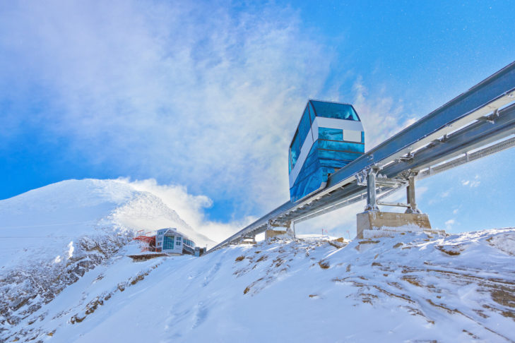 Der Gletscher-Shuttle bringt Skifahrer und Snowboarder auch im April bis zur Bergstation am Kitzsteinhorn.