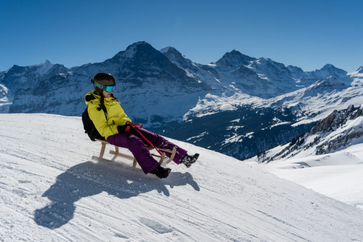 Bei einer rasanten Schlittenfahrt auf der längsten Rodelbahn der Alpen, dem "Big Pintenfritz" in Grindelwald, können Wintersportler auch die Aussicht auf Eiger, Mönch und Jungfrau genießen.