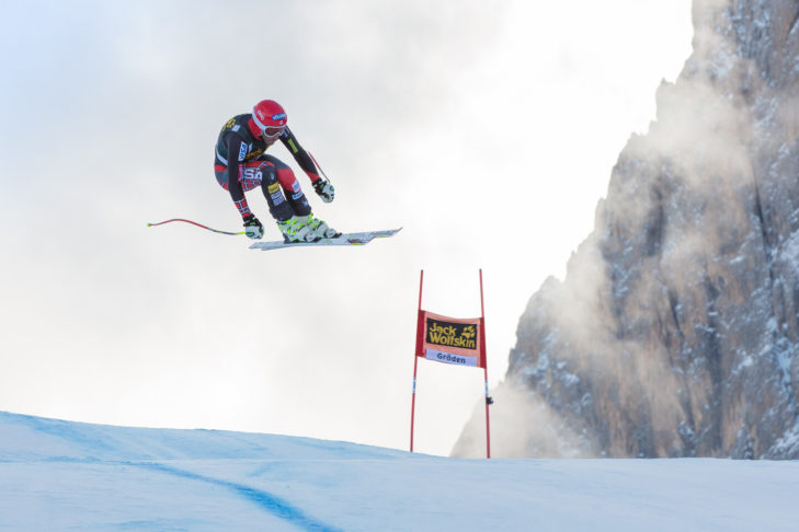 Im alpinen Ski-Weltcup erreichen die Skiprofis auf der Piste so hohe Geschwindigkeiten, dass sie längst alle Rückenprotektoren tragen.