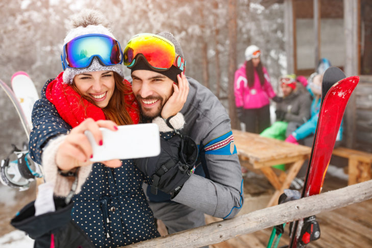 Wintersportler sollten Ihre Ski auch in der Mittagspause nicht aus den Augen lassen.