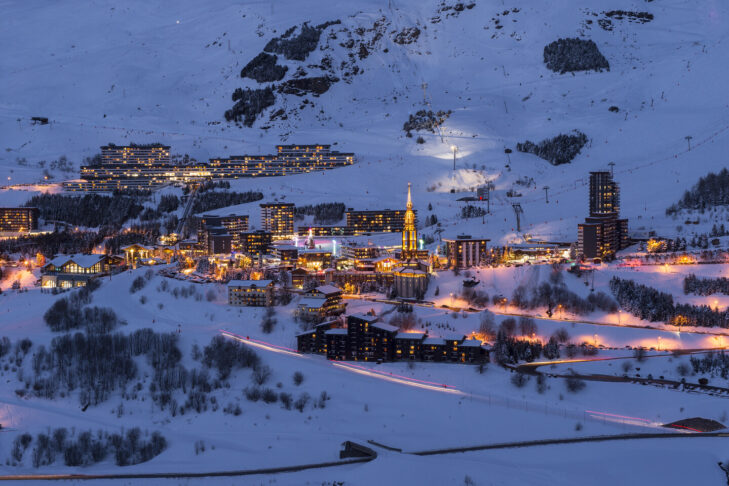 Als einer der acht Skiorte in den drei Tälern gilt Les Menuires als besonders familienfreundlich und hat sich aber seinen eigenen Charme mit Chalets aus Holz und Stein bewahrt.