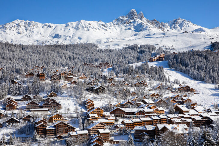 Méribel ist nicht nur einer der bekanntesten Skiorte in Frankreich, sondern liegt auch im Herzen des weltweit größten zusammenhängenden Skigebietes: Les 3 Vallées.