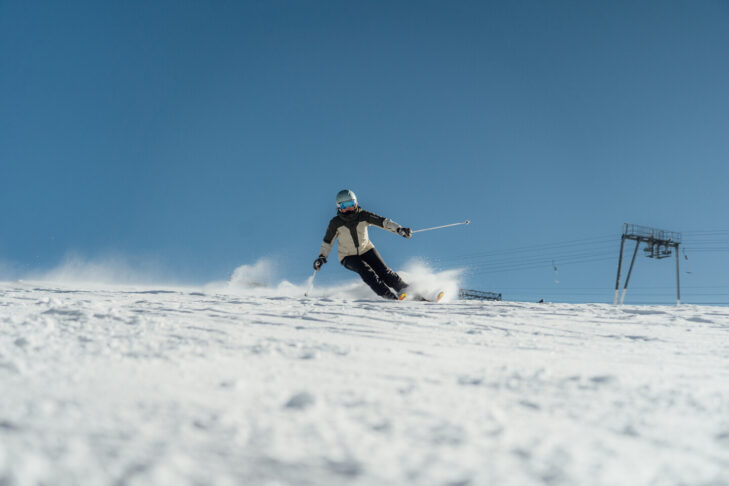 Die breiten Pisten auf dem Gletscher im Skigebiet Les 2 Alpes sind von November bis Mai geöffnet.