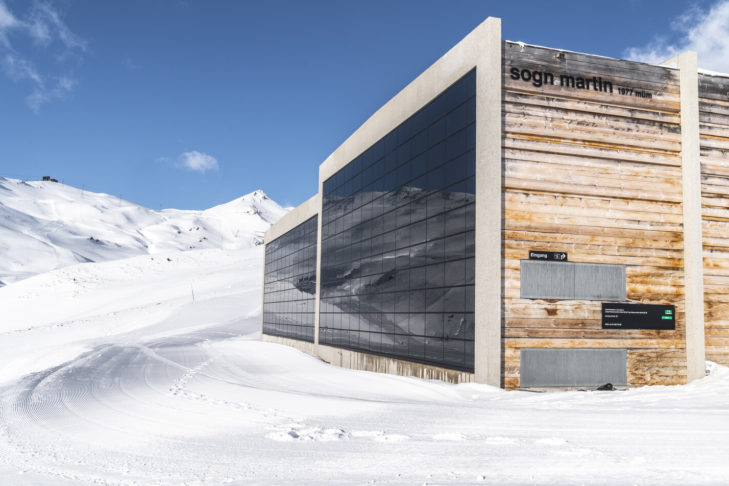 Das Skigebiet Flims Laax Falera setzt voll auf Nachhaltigkeit und so finden sich auf vielen Gebäuden am Berg Solaranlagen.