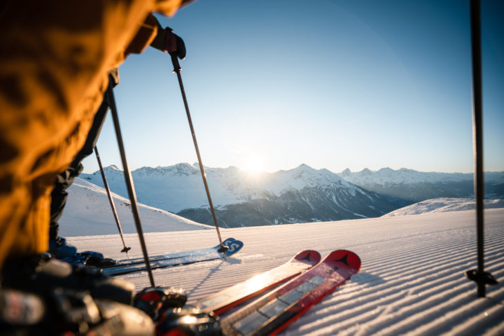 Die Skitage auf den 225 Pistenkilometern in Arosa-Lenzerheide beginnen im Winter auf perfekt präparierten Abfahrten schon mit dem Sonnenaufgang.