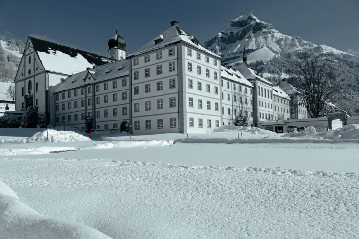 Die große Benediktinerabtei prägt das Ortsbild im Klosterdorf Engelberg seit über 900 Jahren!