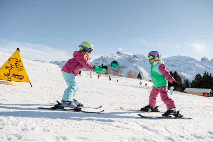 Ob nun auf den Pisten oder im Ort: Engelberg ist komplett familienfreundlich und daher die ideale Winter-Destination für Familien mit Kindern.