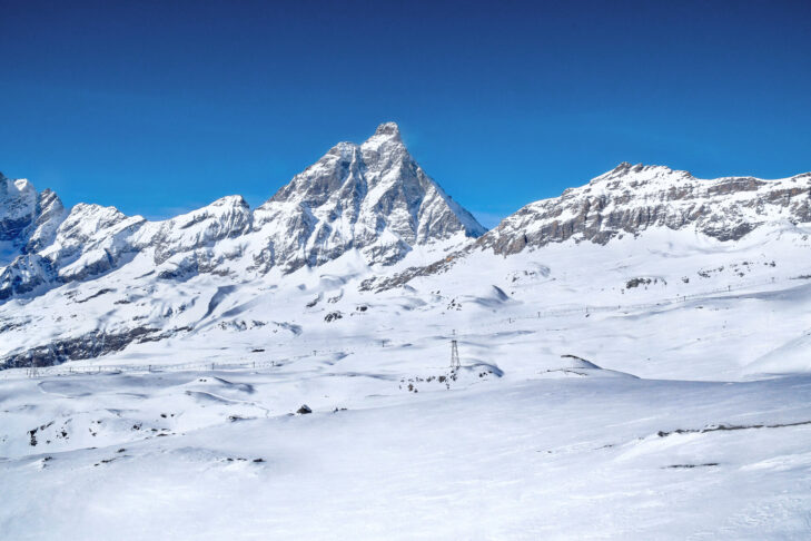 Skifahrer, die in der Skiregion Zermatt - Breuil-Cervinia - Valtournenche, dem zweitgrößten Skigebiet in Italien, auf die Pisten gehen, haben hier den Ausblick auf die Rückseite des Matterhorns.